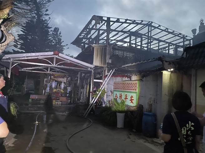 私人宫庙火灾，将佛厅门窗、内部物品及左右二侧遮雨棚烧毁，且2楼铁皮搭建之屋顶及墙面均烧穿。（警消提供。许逸民／澎湖传真）