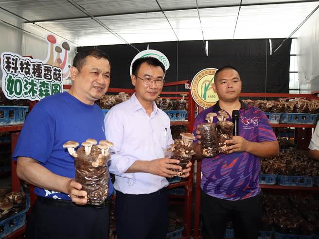 台湾第一座「香菇强固型水帘温室」昨揭牌，农委会主委陈吉仲主持仪式。（陈淑娥摄）