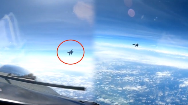 美国军方30日指控，一架解放军歼-16战机在南海上空拦截美军RC-135侦察机时，从机鼻横向直切过去，迫使美军机在歼-16产生的机尾乱流中飞行，痛批歼-16进行「没必要的挑衅行动」。（图／撷取自美军印太司令部影片）