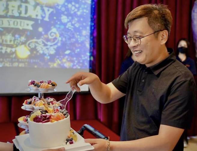 力旸能源总裁古盛煇今天被谕知400万元交保后，公司同事替他庆生。（摘自力旸能源脸书）