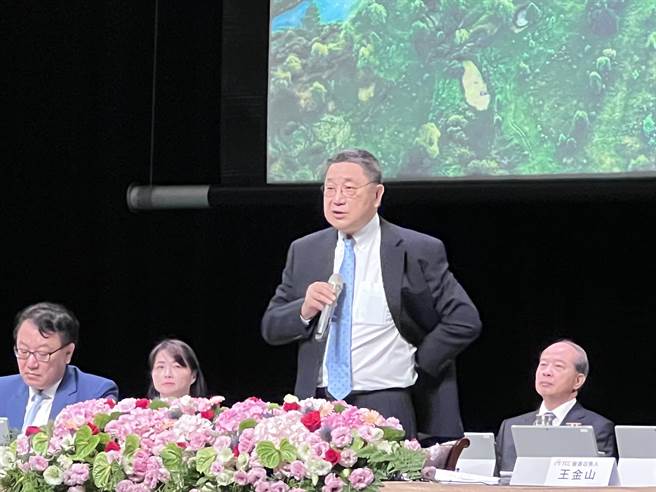 台泥今召开2023年股东会，有小股东抱怨股价跌破10年线，台泥董事长张安平提醒，别忘记有配股配息，如果算出来有赔钱，他来赔。(图／王玉树摄)