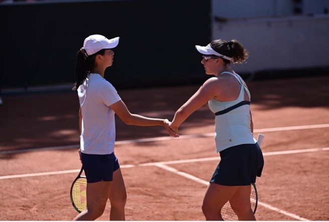 台湾女网好手吴芳嫺（左）在法网女双首轮过关，拿下生涯首场四大赛胜利。（取自法网官网）