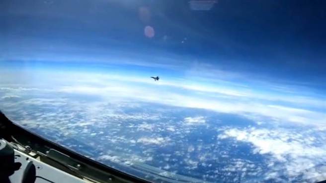 美印太司令部公布画面，称大陆战机以「不专业」方式在南海上空拦截美国军机。（美军印太司令部推特截图）