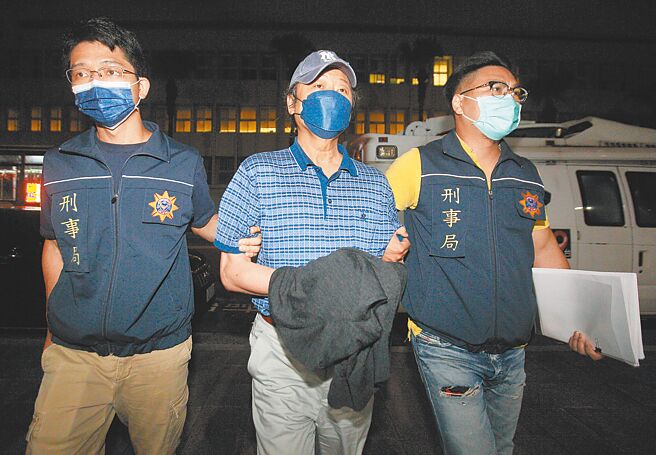 台北地检署30日指挥刑事局等单位，发动第4波搜索拘提行动，将和im.B主嫌曾耀锋交往甚密的前行政院政务顾问陈振坤（中）等人拘提到案，晚间将陈嫌等4人移送北检复讯（张铠乙摄）