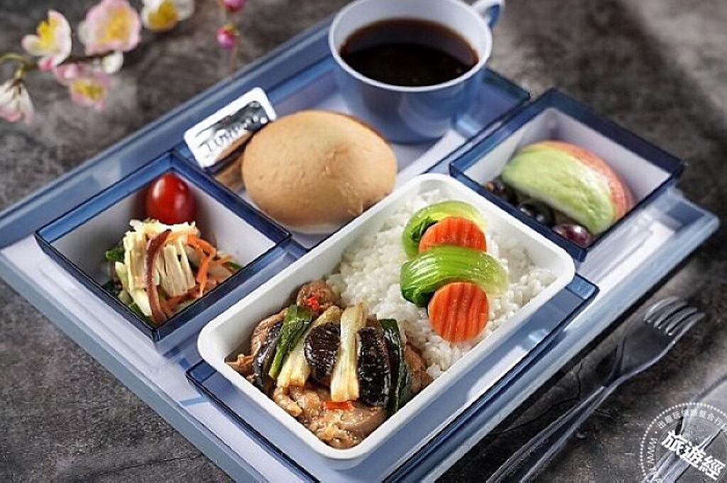 中華航空 搭經濟艙也吃得到米其林三星，經濟艙旅客將能享用頤宮主廚精選蔥薑滑雞煲飯。（中華航空提供）