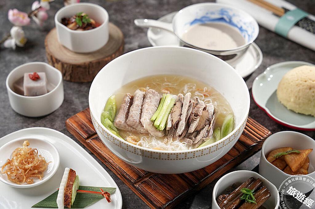 中華航空豪華商務艙主菜首波推出「芋頭鴨絲米粉」，為頤宮經典私房推薦菜。（中華航空提供）