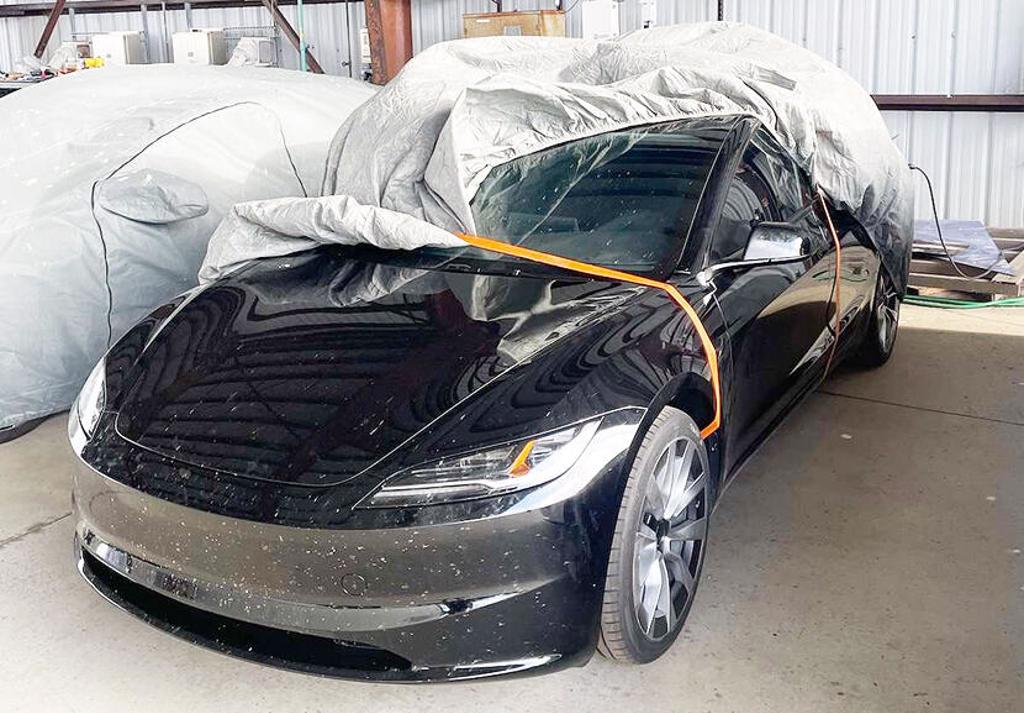 疑似是 Model 3 改款車型的無偽裝實車照 (圖片來源：reddit)