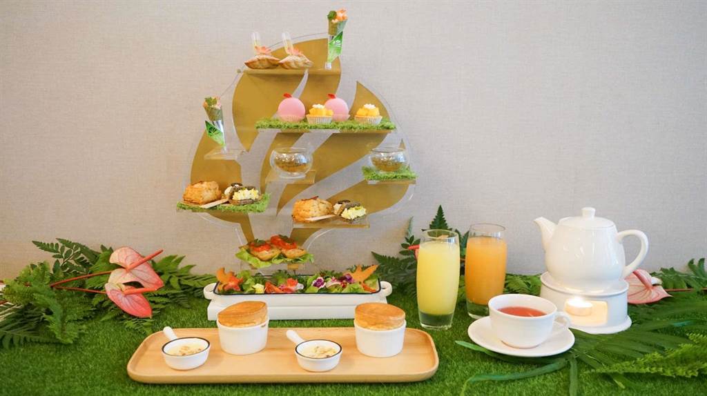 「喜歡」西餐廳的「花見下午茶」草地主視覺有清新感，共10款鹹、甜點滿足味蕾。(北投大地酒店提供)