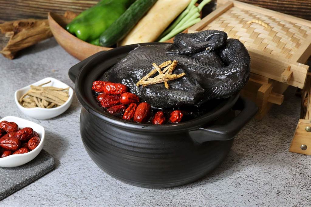 「奇岩一號」的夏季新菜吃得到可增強免疫力的養生湯品「黨蔘老仙草燉雞」。 (北投大地酒店提供)