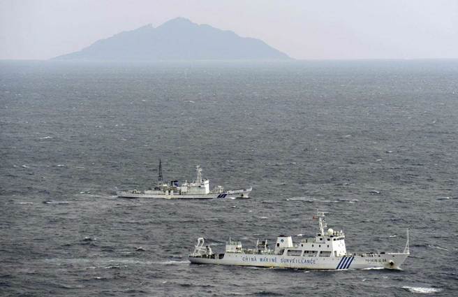 大陆海警局船只经常停滞钓鱼台周边，日方也会相应做出宣示性动作。（示意图／美联社资料照片）
