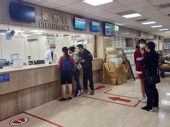 国内口罩令逐渐松绑，5月31日起仅剩3类场所强制戴口罩，包括医疗机构、医事机构和老人福利机构。（资料照片/王家瑜摄）