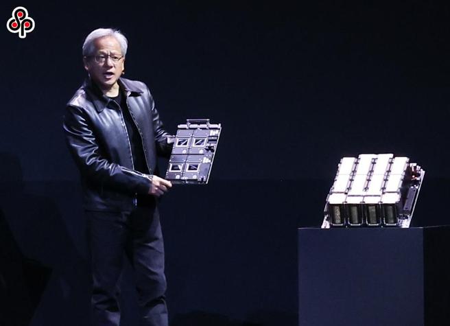 日前网友挖出黄仁勋日前于电脑展上的皮衣品牌为dunhill。（陈俊吉摄）