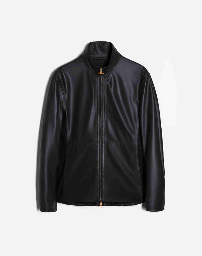 dunhill打火机拉炼头皮革夹克，13万5000元，黄仁勋同款为品牌前几季单品，现品牌已推出改版单品。（dunhill提供）