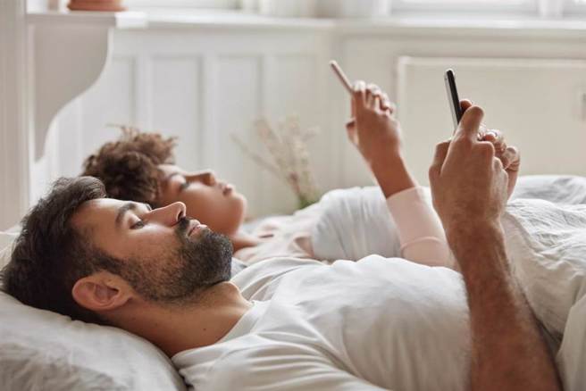 一名结婚13年的人夫抱怨，老婆对爱爱越来越抗拒，从原本天天做到现在四个月一次，害得自己无处发泄，只能躲起来DIY。(示意图／shutterstock)