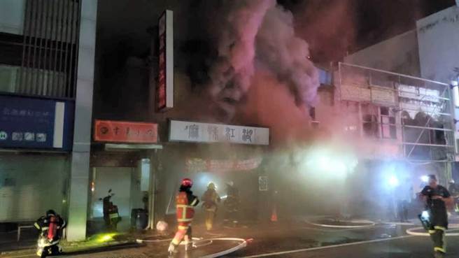 台东市区中华路火锅店5月31日晚间不明原因起火，冒出大量浓烟。（台东县消防局提供／蔡旻妤台东传真）