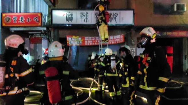 台东市区中华路火锅店5月31日晚间不明原因起火，冒出大量浓烟。（台东县消防局提供／蔡旻妤台东传真）