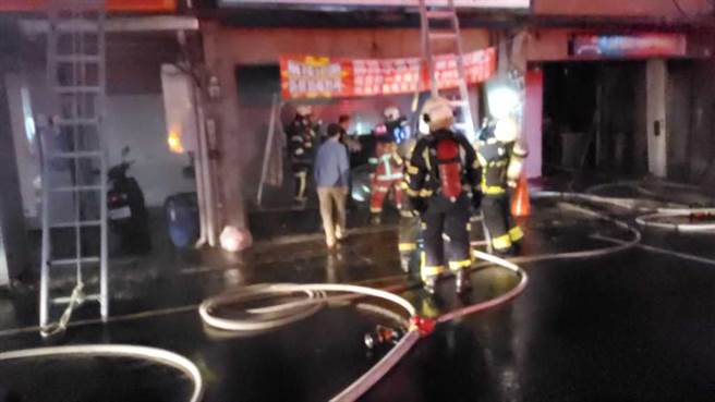 台东市区中华路火锅店5月31日晚间不明原因起火，冒出大量浓烟。（台东县消防局提供／蔡旻妤台东传真）