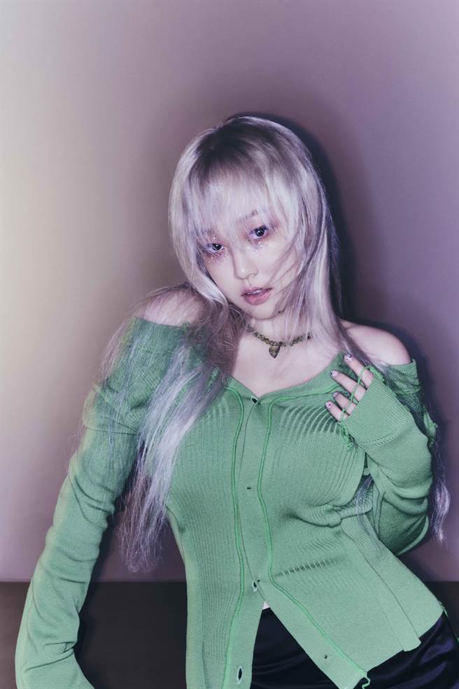 ANGIE安吉将发行首张个人创作EP，日前赴韩国打造亮眼造型。（索尼音乐提供）