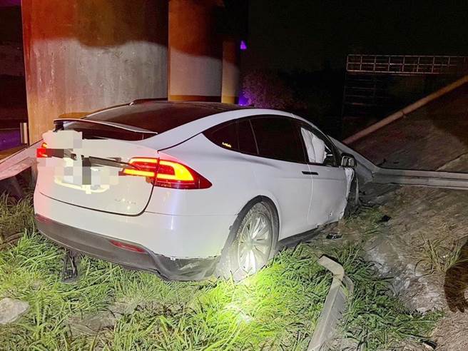 1辆特斯拉行经国道1号南向274.4公里，嘉义鹿草路段时，突衝破护栏，高速撞击桥下边坡，车头撞烂。（第四公路警察大队提供∕吕妍庭嘉义传真）