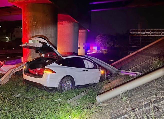 1辆特斯拉行经国道1号南向274.4公里，嘉义鹿草路段时，突衝破护栏，高速撞击桥下边坡，车头撞烂。（第四公路警察大队提供∕吕妍庭嘉义传真）