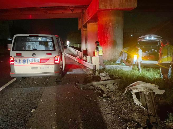 嘉义县消防局获报后，派遣水上91、鹿草91车前往，两人伤者自行走上救护车。（嘉义县消防局提供∕吕妍庭嘉义传真）