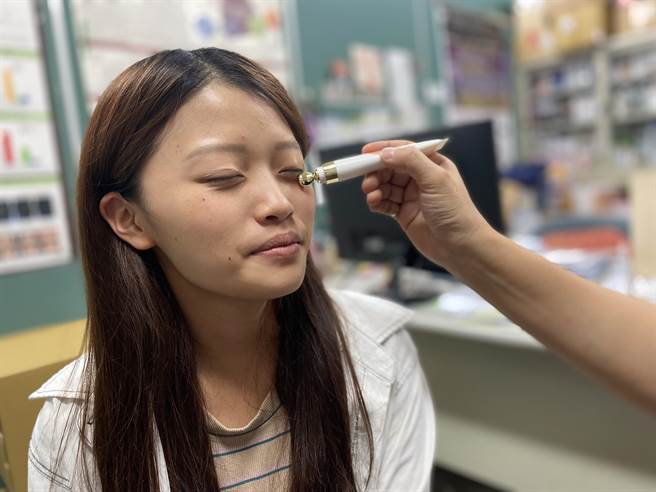 每天花30秒到1分钟以眼霜按摩眼周、眼皮、眉毛，能让眼睛更有神还有助拉提眼周皮肤紧实！（曹婷婷摄）