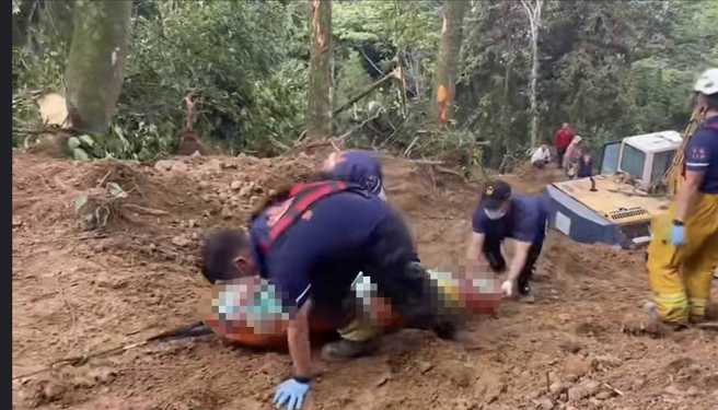 陈姓男子驾驶21吨砂石车载运土方昨上午行经九份二山震爆点附近产业道路，疑驾驶不慎滑落边坡惨死。（民眾提供／杨静茹南投传真）