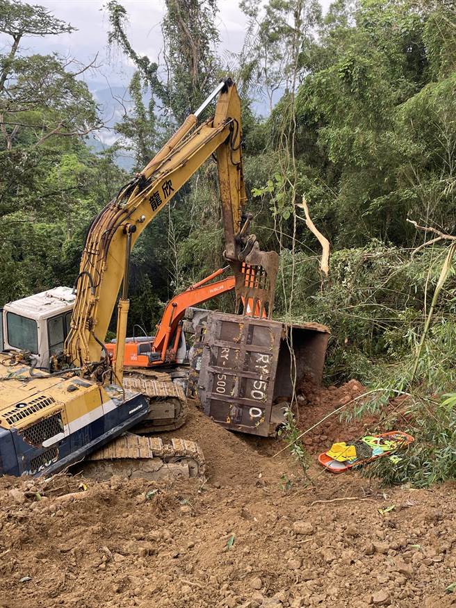 翻落砂石车车头因挤压变形，司机惨遭夹死，由于产业道路腹地狭小，救援难度高。（民眾提供／杨静茹南投传真）