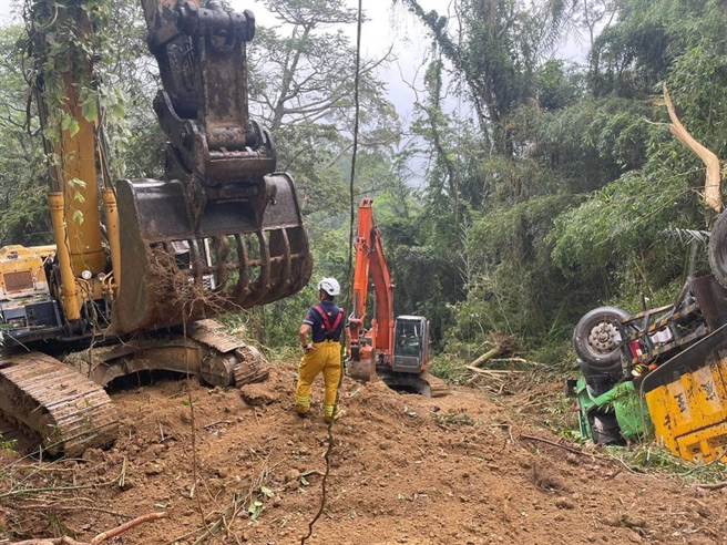 搜救人员调派3部怪手先开辟救援通道展开救援行动。（民眾提供／杨静茹南投传真）