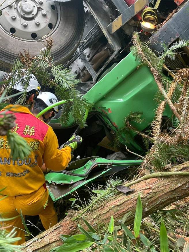 3部怪手分别固定砂石车车头、车身，另一部翻动车头，帮助消防员以破坏器材破坏车头，才顺利救出罹难的司机。（民眾提供／杨静茹南投传真）