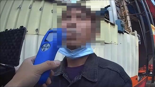 李男的酒测值为0.82，依公共危险罪送办。（高市凤山分局提供／杨舒婷高雄传真）