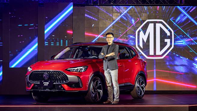 MG Taiwan总经理陈宗裕与MG HS 2.0T AWD旗舰版。（MG提供）
