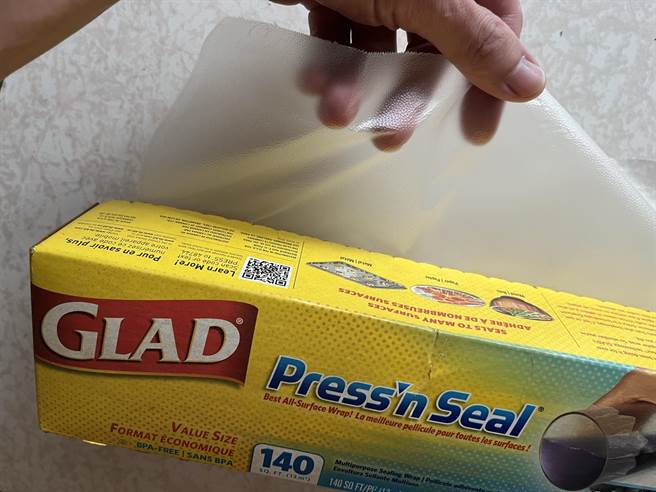 不少网友分享、好市多长青商品「Glad Press'n Seal 强力保鲜膜」拿来包伤口、洗澡防水超好用，义大癌治疗医院整形外科主任张智豪强调，国人护理观念要更新，伤口復原过程需要充分清洗、清洁，不碰水反倒阻碍修復、好的慢。（袁庭尧摄）