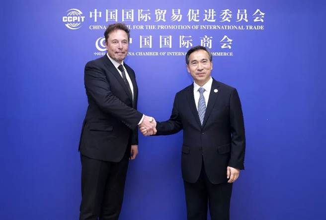 中国贸促会长任鸿斌（右）5月31日会见美国特斯拉创办人暨执行长马斯克。（翻摄自中国贸促会）