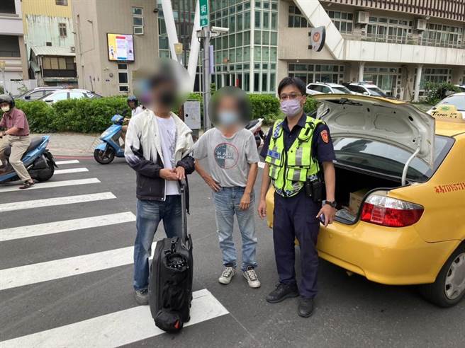 余姓工程师利用假日当斜杠摄影师，日前他到台中工作时，不慎将价值10万元的摄影器材遗留在计程车的后车厢。（台中市第三分局提供／冯惠宜台中传真）