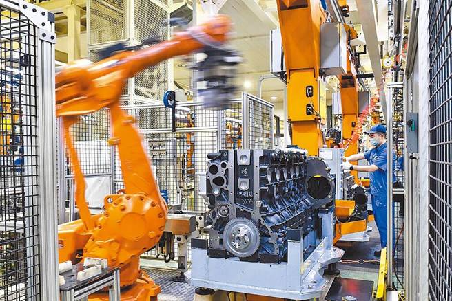 财新网公布大陆5月制造业採购经理指数（PMI）由49.5升至50.9，时隔两个月重回扩张区间。图为山东潍坊的发动机工厂。（新华社）