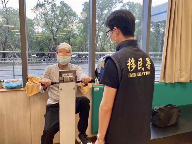 越南失联移工「阿风」重伤昏迷后奇蹟甦醒，移民署新竹市专勤队人员协助他復健。（新竹市专勤队提供／王惠慧新竹传真）