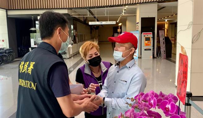 越南失联移工「阿风」重伤昏迷后奇蹟甦醒，移民署新竹市专勤队人员日前协助他返国。（新竹市专勤队提供／王惠慧新竹传真）