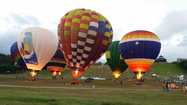 民眾申办eTag停车扣缴服务，可开心参加台东的国际热气球嘉年华。(远通电收提供)