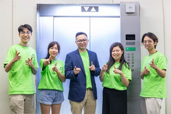 清大陈鸿文团队研发非接触式电梯按键，成员包括胡承维（左起）、张雅惠、陈鸿文、沈宜郡、郭仲恩。（清大提供／王惠慧新竹传真）