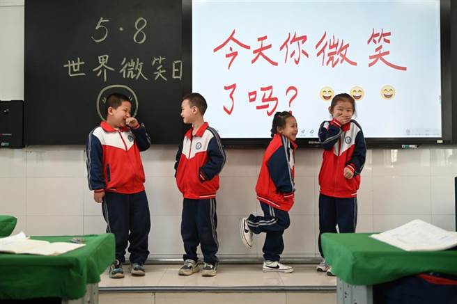 图为大陆内蒙古呼和浩特市一所校小学上课情况。（摘自中新社）