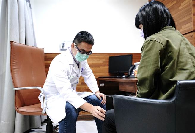 王凯平医师指出PRP针剂治疗对于关节、软骨与韧带等部位受伤的患者有很好的治疗效果（图非受伤当事人）。(联新国际医院提供／吕筱蝉桃园传真)