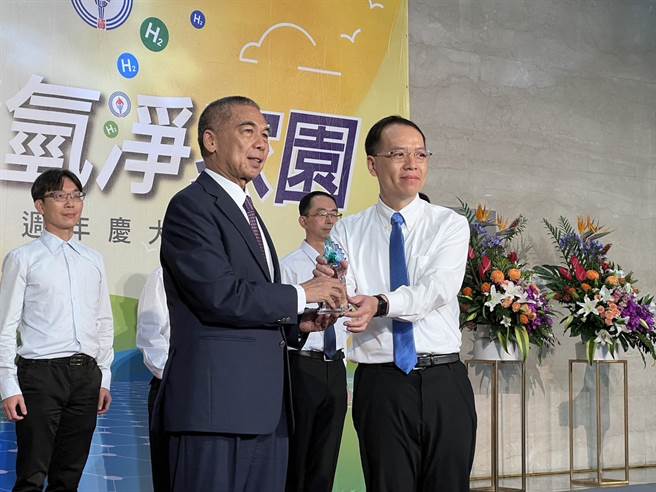 中油今天举行77岁生日庆，董事长李顺钦(左)主持庆祝活动，对于今年亏损状况，他稍微乐观看可以压在200亿元出头。(图／王玉树摄)