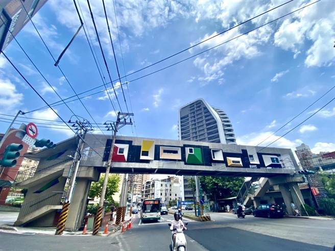 新北市政府办理将展开八里区龙米陆桥拆除工程，预计在6月2日至3日每天夜间11时至隔日上午6时进行大梁卸除作业，届时将封闭龙米路一段。(黄敬文翻摄)