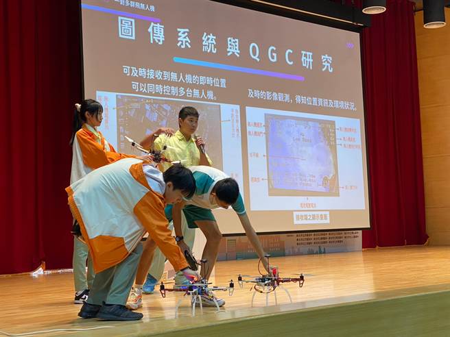 新北高中学生在在地就学大联盟成果展中分享「一对多搜救无人机」课程成果。（新北市教育局提供）