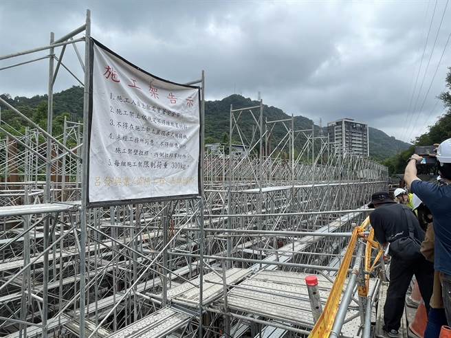 中央、地方都积极推行「双北共饮翡翠水」，目前新北辖内多区已可使用翡翠水库水，但三峡、莺歌区地处偏远，供水不稳，立委吴琪铭争取「北仓配水池」，该工程将提前至今年底完工，先行通水。（吴琪铭服务处提供）