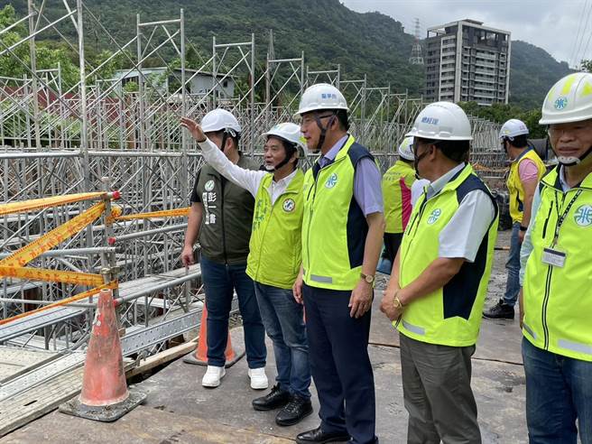 中央、地方都积极推行「双北共饮翡翠水」，目前新北辖内多区已可使用翡翠水库水，但三峡、莺歌区地处偏远，供水不稳，立委吴琪铭争取「北仓配水池」，该工程将提前至今年底完工，先行通水。（吴琪铭服务处提供）