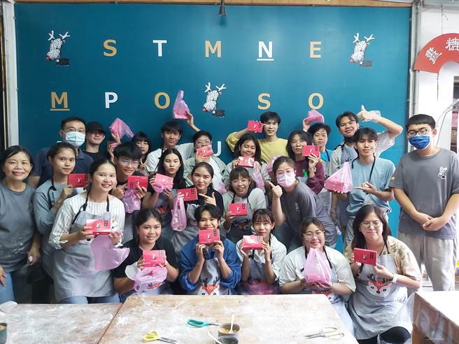 泰国黎府皇家大学学生进行龙鬚糖DIY体验。（翻摄照片／高雄洪靖宜传真）