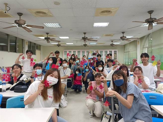 泰国黎府皇家大学学生体验剪纸。（翻摄照片／高雄洪靖宜传真）