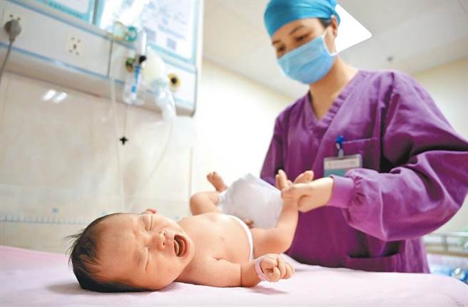 大陆六一儿童节，医界忧：出生率连年下滑，产科寒冬近在眼前。（中新社）
